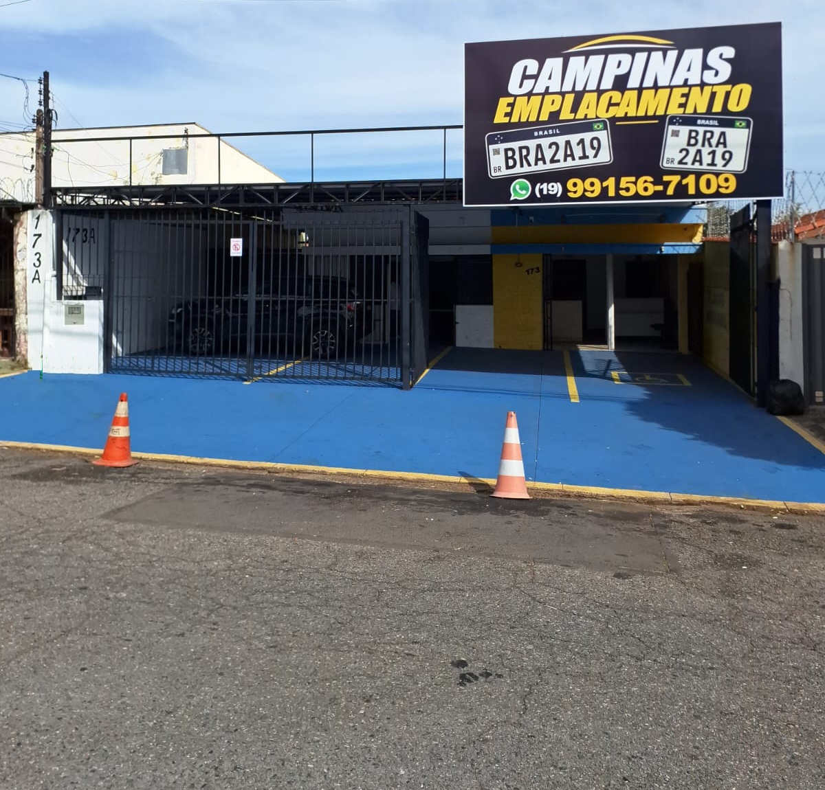 Fachada da Campinas Emplacamento na Av. Adão Focesi